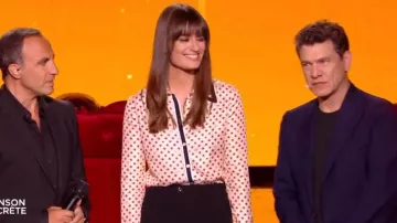 The shirt in printed silk Gucci worn by Clara Luciani in The Song secret the 14.09.2019