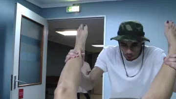 Le chapeau militaire camouflage porté par Mister V dans sa vidéo AVOIR UN GOSSE