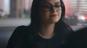 Collier ras de cou perles blanches porté par Veronica (Camila Mendes) dans la série Riverdale 