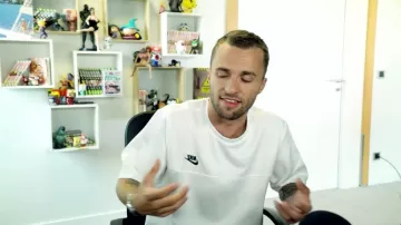 Le T-shirt blanc Nike porté par Squeezie dans sa vidéo YouTube "Une affaire inquiétante..."