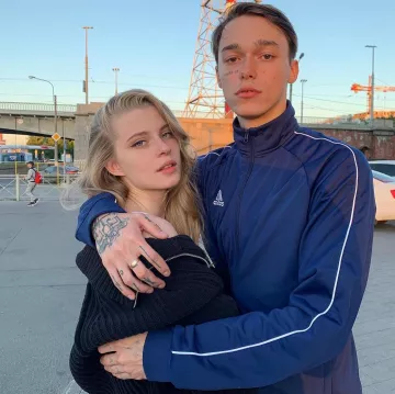 La chaqueta de chándal azul adidas de Sasha Trautvein en Instagram @sashadidntwakeup