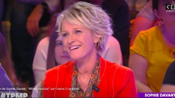 La chemise imprimé fleuri en all-over et col lavalliére de Sophie Davant dans Touche pas à mon poste le 09.09.2019