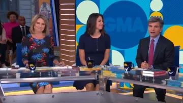 Diane von Furstenberg vestido midi con estampado floral negro, rojo y azul usado por Amy Robach en Good Morning America Weekend SEPTIEMBRE 2, 2019