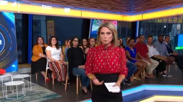 Blusa de cuello alto estampada en rojo Ba&sh usada por Amy Robach en Good Morning America Weekend SEPTIEMBRE 3, 2019