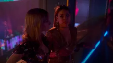 Zara style wrap de l'or de la ceinture du fil métallique, blazer robe col en V porté par Lu (Danna Paola) dans l'Élite la Saison 2 Épisode 1