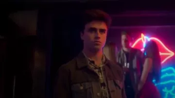 Levi’s banzi trucker jacket in two-tone jeans worn by Samuel García Domínguez (Itzan Escamilla) in Elite Season 2 Episode 1