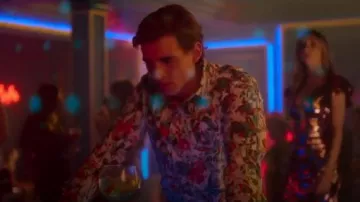 Desigual asher white shirt worn by Christian (Miguel Herrán) in Elite Season 2 Episode 1