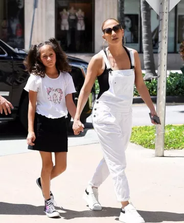 Alexander McQueen zapatillas de suela de gran tamaño usadas por Jennifer Lopez Miami 15 de septiembre de 2019