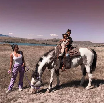 Pantalón de algodón ciudadano milan acampanado usado por Kim Kardashian Wyoming 14 de septiembre de 2019