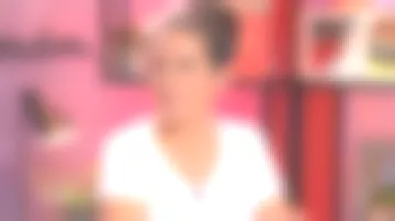 Le top à motifs variés de Marie Perarnau dans La maison des maternelles