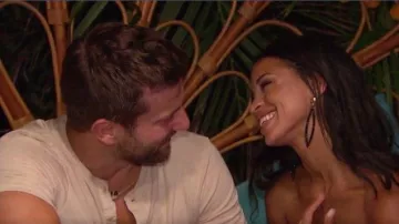 Pendientes ovalados de gotas adornadas de Ettika Black usadas por (Katie Morton) en Bachelor in Paradise Temporada 6_Episode 10