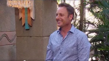 John Varvatos Camisa azul con botones florales usada por él mismo - Anfitrión (Chris Harrison) en Bachelor in Paradise Temporada 6_Episode 10