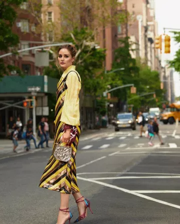 Jimmy Choo Travis Bombas de purpurina multicolor usadas por Olivia Palermo Instagram Pic septiembre 11, 2019