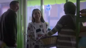 L'ensemble blanc imprimé de Lu (Danna Paola) dans la série Élite