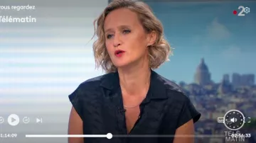 La blouse jacquard Longchamp ( identique couleur différente) de Caroline Roux dans Télématin le 16.09.2019