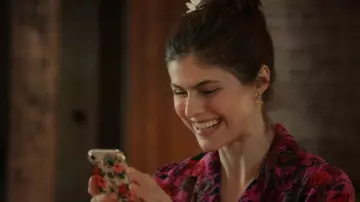 Apple iPhone used by Emma Corrigan (Alexandra Daddario) in Can You Keep a Secret?