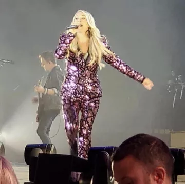 Chaqueta Zhivago karijini usada por Carrie Underwood Children's Hospital Benefit agosto 24, 2019