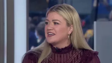 Alexander McQueen pendientes de aro de calavera de cristal usados por Kelly Clarkson en Today SEPTIEMBRE 9, 2019