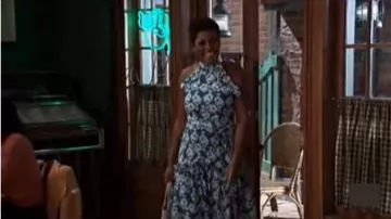 Borgo ni de volant gainé de fleurie crêpe robe maxi porté par Tamron Hall comme on le voit sur l'Hôpital Général du 13 septembre 2019