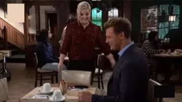 Blusa roja con estampado de cebra de Ba&sh pourpre usada por Maxie Jones (Kirsten Storms) vista en general el 13 de septiembre de 2019