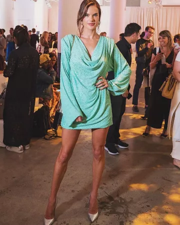 Bolso Bvlgari Serpenti forever usado por Alessandra Ambrosio S by Serena Williams Fashion Show 10 de septiembre de 2019