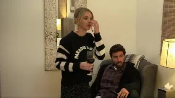 Suéteres Mother Paradis Garage Discotheque usados por Kaitlynn Carter en The Hills: New Beginnings Temporada 1-Episodio12