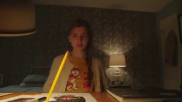 Lápiz amarillo de madera de lyliana wray en Are You Afraid of the Dark? (2019)
