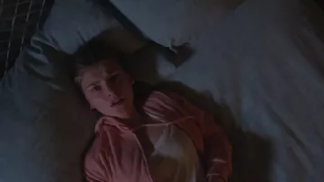 Sudadera con capucha rosa con cremallera completa usada por Lyliana Wray en Are You Afraid of the Dark? (2019)