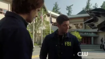 Chaqueta azul del FBI de Dean Winchester (Jensen Ackles) en Supernatural (S15)