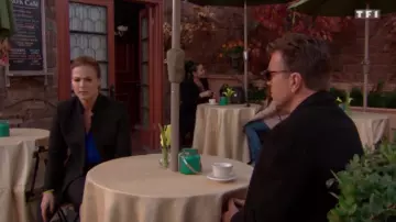 Le manteau long cintré noir portée par (Elizabeth Hendrickson) dans Les feux de l'amour dans l'épisode du 16 septembre sur TF1