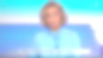 La chemise en soie bleu ciel bordée de volants de Caroline Roux dans C dans l'air le 16.09.2019