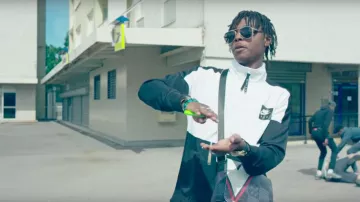 El bolso que lleva Koba LaD en su clip Train de vie