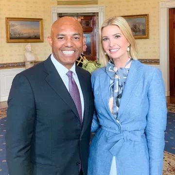 Pendientes barrocos de perlas Anni Lu usados por Ivanka Trump Washington D.C. 16 de septiembre de 2019