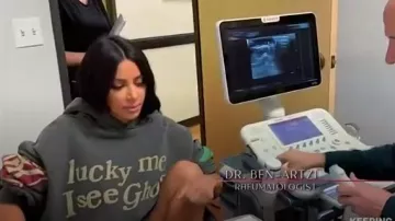 Por suerte veo fantasmas Kanye West Kid Cudi Kids ver fantasmas Sudadera con capucha usada Kim Kardashian en Keeping Up with the Kardashians Temporada 17 Episodio 2