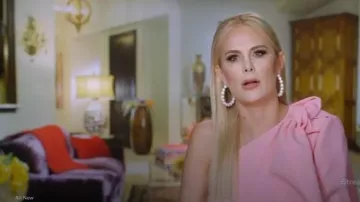 MSGM Une Épaule Mini Robe Rose porté par Kameron Westcott dans Le Real Housewives of Dallas Saison 4 Épisode 2