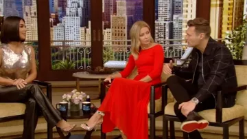 Alexander Mcqueen Off The Shoulder Red Dress usado por Kelly Ripa en VIVO con Kelly y Ryan 13 de septiembre de 2019