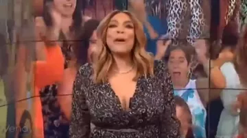 Maxi vestido floral azul de French Connection usado por Wendy Williams en The Wendy Williams Show SEPTIEMBRE 12, 2019