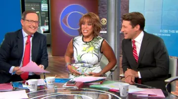 Yigal azrouel sur des roulettes imprimé floral robe de plongée porté par Gayle King sur CBS, Ce Matin du 12 SEPTEMBRE 2019