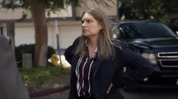 Express bourgogne portofino shirt porté par Karen Duvall (Merritt Wever) dans l'Incroyable Saison 1 Épisode 2