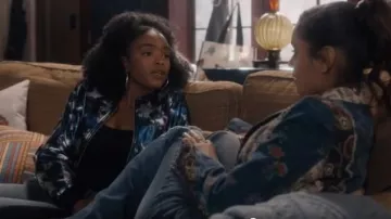 Bleu Y chaqueta bomber blanca estampada usada por Zora Greenleaf (Lovie Simone) en Greenleaf Season 4_Episode2