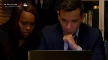Bleu, affaires, costume porté par Oliver Hampton (Conrad Ricamora) dans la Façon de s'en tirer avec Assassiner (S06E01)
