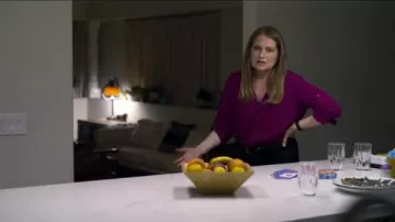 Express Magenta Portofino Shirt porté par Karen Duvall (Merritt Wever) dans l'Incroyable Saison 1 Épisode 3