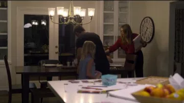 Express orange portofino shirt porté par Karen Duvall (Merritt Wever) dans l'Incroyable Saison 1 Épisode 3