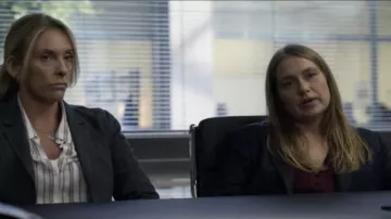 Express satin bouton avant blouson manches chelsea liste porté par Karen Duvall (Merritt Wever) dans l'Incroyable Saison 1 Épisode 4