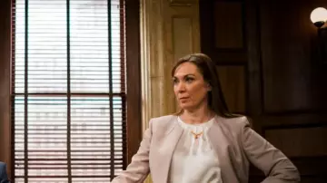 Collier swarovski de Rita Calhoun (Elizabeth Marvel) dans New York Unité Spéciale (S18E18)