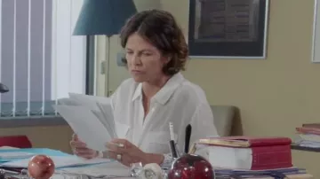 The white blouse Laurence (Charlotte Valandrey) in Tomorrow belongs to us - Episode 289