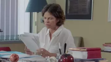 The white blouse Laurence (Charlotte Valandrey) in Tomorrow belongs to us - Episode 289