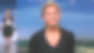 El vestido de malla con cuello de camisa de Anne-Sophie Lapix en Journal de 20h de France 2