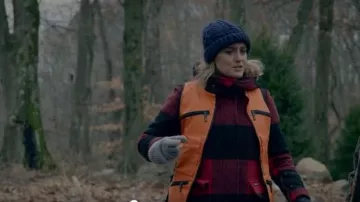 Woolrich red and Bback coat worn by Piper Chapman (Taylor Schilling) in Orange Is the New Black (S07E08)