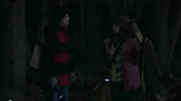 Burton rose bordée de fourrure manteau porté par (Tracee Chimo) dans Orange is the New Black (Season07-Episode08)